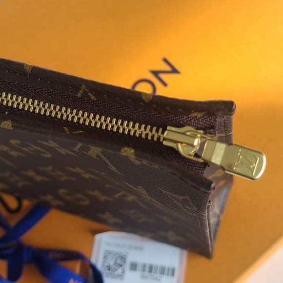 Louis Vuitton Toiletry Pouch 26 - Picture 5 of 6